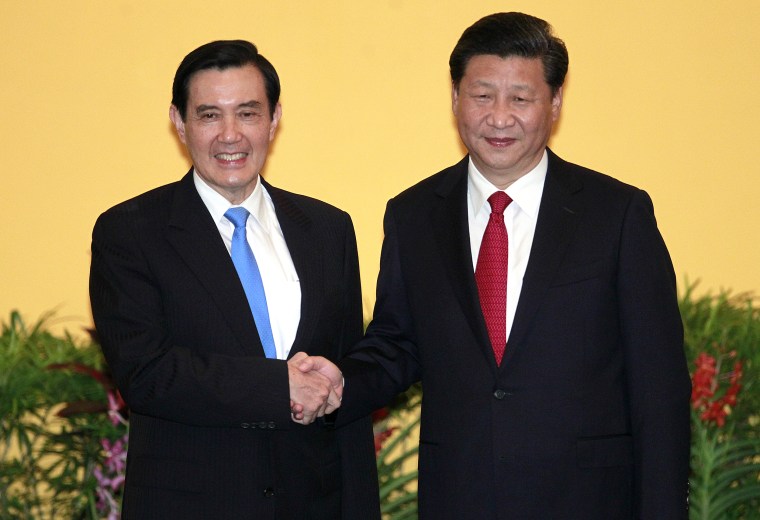 Ma Ying-jeou, left, and Xi Jinping in Singapore