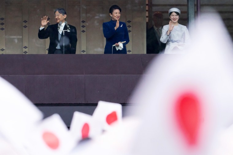 Der japanische Kaiser Naruhito und die königliche Familie begrüßen die Öffentlichkeit während der Feierlichkeiten zum 64. Geburtstag des Kaisers