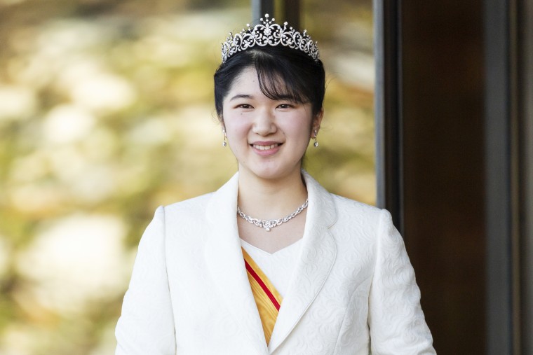 Prinzessin Aiko von Japan begrüßt die Medien anlässlich ihrer Volljährigkeit