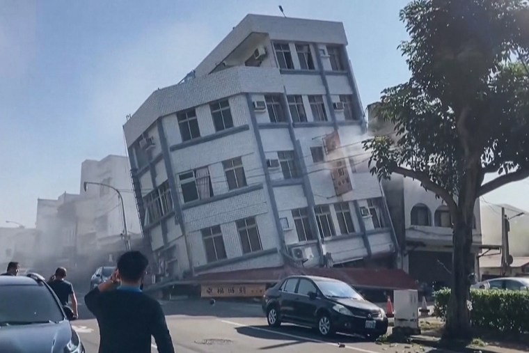 ساختمانی در شهر Hualien تایوان پس از زلزله آسیب دیده است