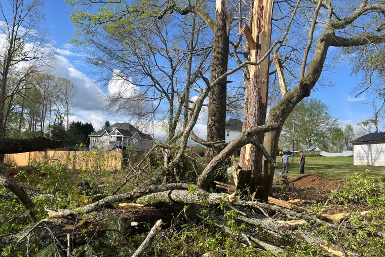 Tornados y lluvias torrenciales dejan al menos 2 muertos y una estela de destrucción en varios