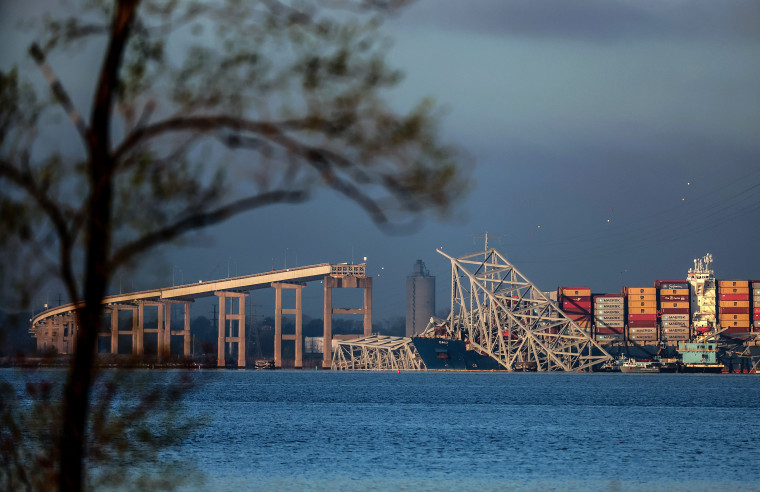 Image:Salvage personal work to clear debris from the Francis Scott Key Bridge on April 4, 2024 in Baltimore.