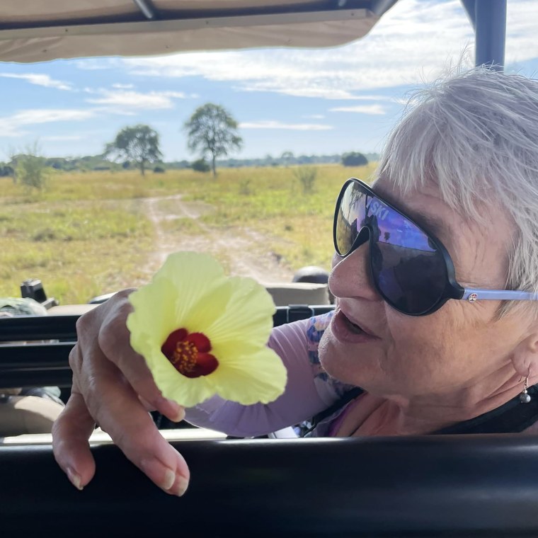 Gail Mattson, während einer Safari in Sambia