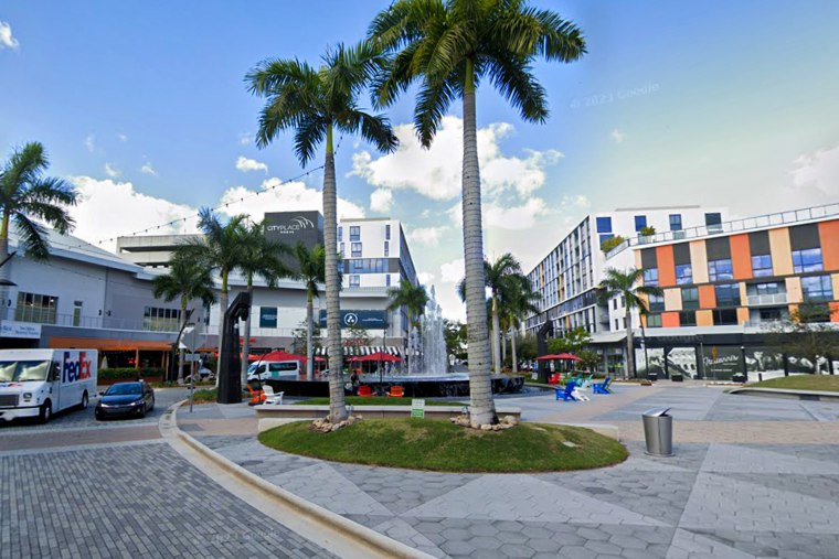 Street view of CityPlace Doral shopping mall.