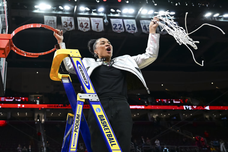 Head coach Dawn Staley 