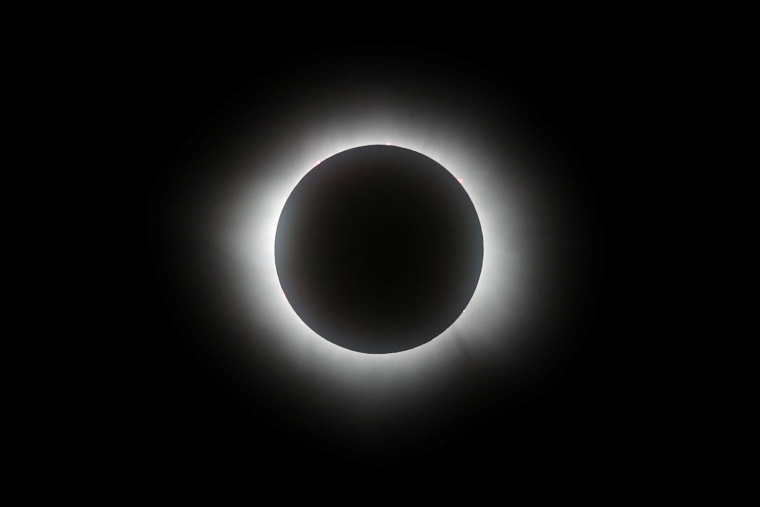 https://media-cldnry.s-nbcnews.com/image/upload/rockcms/2024-04/240408-total-solar-eclipse-mexico-ew-212p-1fe045.jpg