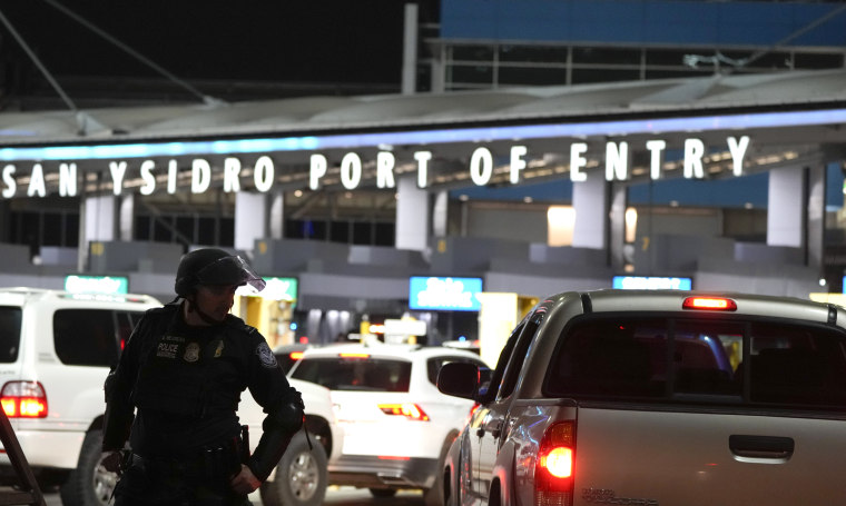 Un agente de Aduanas y Protección Fronteriza, en el puerto de entrada a Estados Unidos de San Ysidro, en Tijuana, México, el 11 de mayo de 2023.