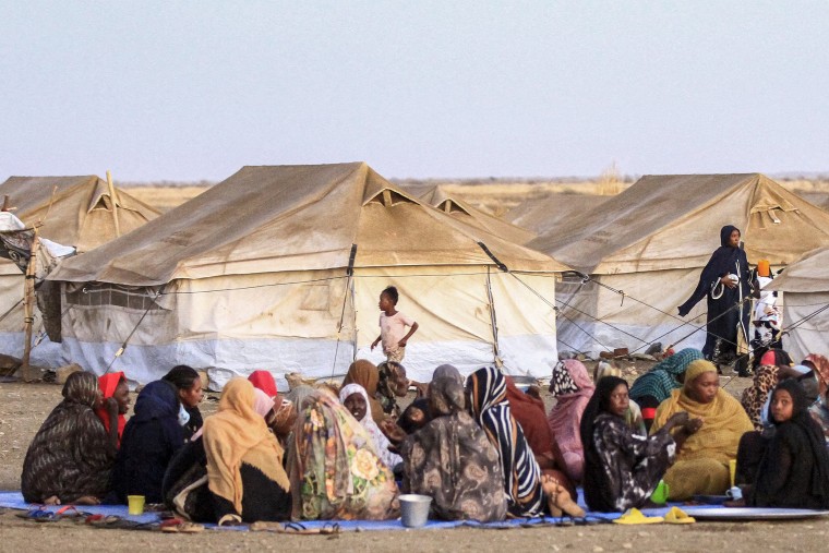 People displaced by the ongoing conflict in Sudan break their fast together during the Muslim holy month of Ramadan in a mass "Iftar" at the Huri camp for the displaced, south of Gedaref in eastern Sudan, on March 29, 2024. 