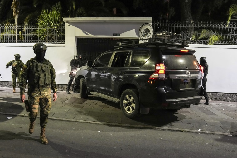 Police attempt to break into the Mexican embassy in Quito, Ecuador