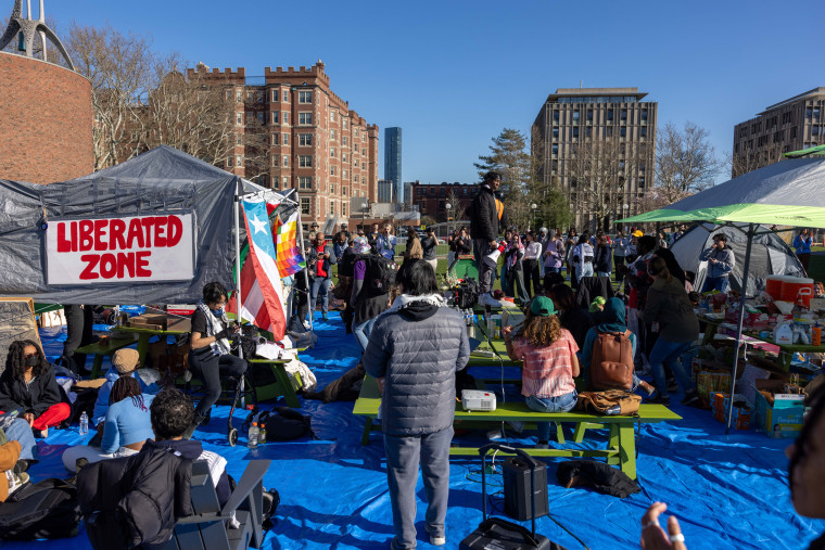 MIT، ہارورڈ یونیورسٹی اور دیگر کے طلباء کیمبرج، ماس میں MIT کیمپس میں ایک احتجاجی کیمپ میں ریلی۔