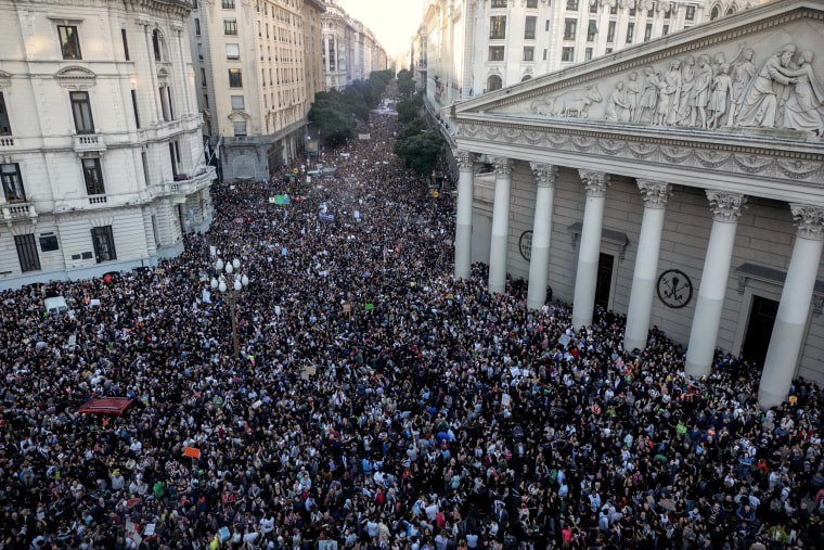 Image: A march in protest of the budget adjustment to public universities in Buenos Aires