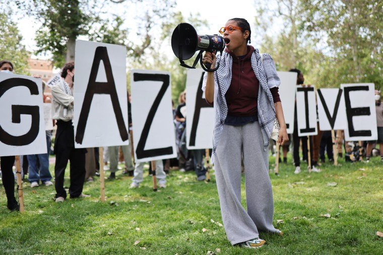 فلسطین کے حامی مظاہرین نے یونیورسٹی آف سدرن کیلیفورنیا میں غزہ کی حمایت میں ایک کیمپ میں ریلی نکالی