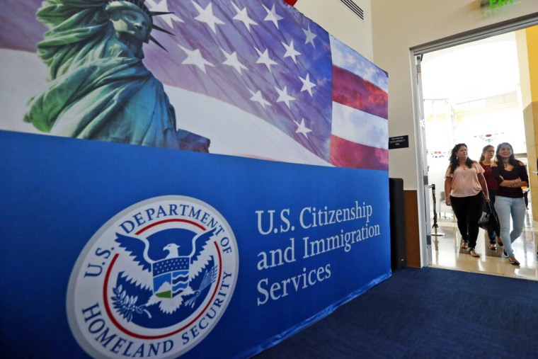 Inmigrantes arriban a una instalación de USCIS en Miami, Florida. 