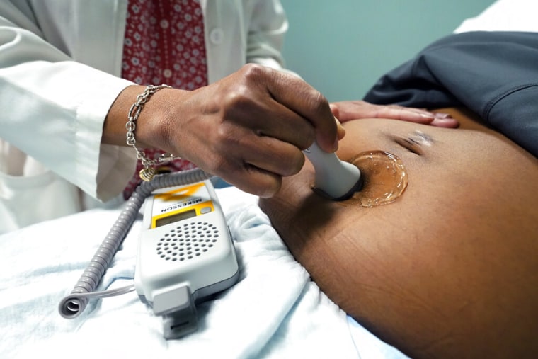 Una doctora chequea a una paciente embarazada en Jackson, Mississippi, el 17 de diciembre de 2021.
