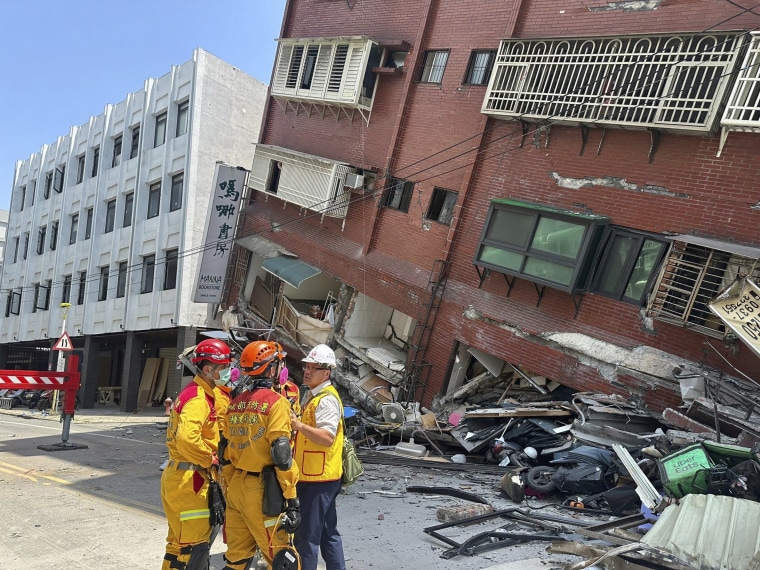 Un equipo de búsqueda se prepara afuera de un edificio inclinado después de un terremoto en Hualien, al este de Taiwán, el miércoles 3 de abril de 2024.