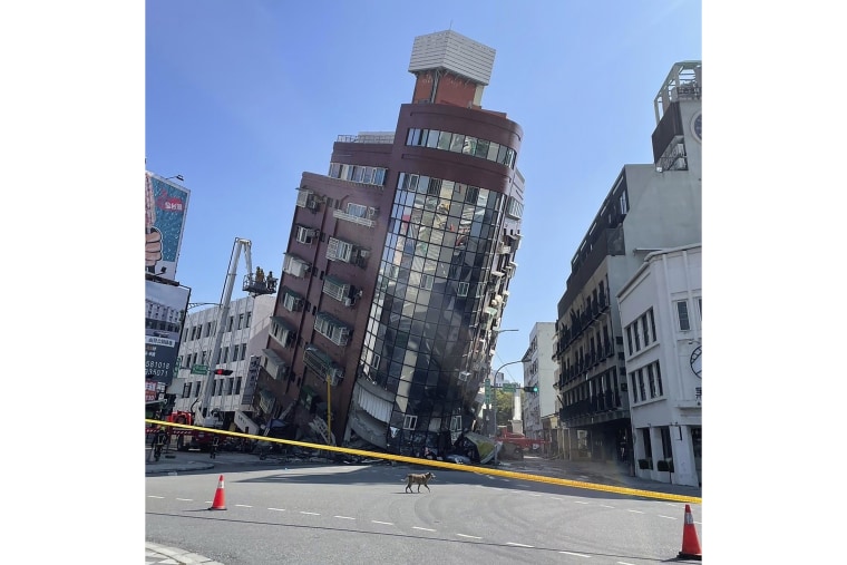 Fotografía publicada por el Gobierno de la ciudad de Hualien de un edificio inclinado está acordonado después de un terremoto en Hualien, al este de Taiwán, el miércoles 3 de abril de 2024. 