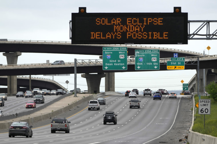 Advierten de retrasos y peligros de los viajes en carretera por el eclipse en Austin, Texas.