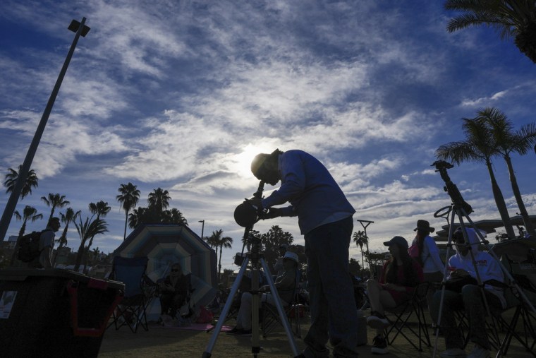 Astrónomos aficionados se preparan en Mazatlán, México.