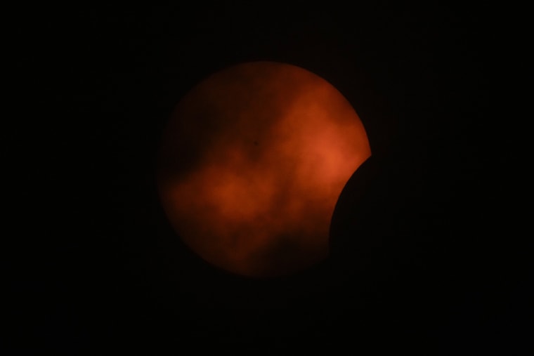 Las nubes se interponen en la vista del eclipse en Arlington, Texas.