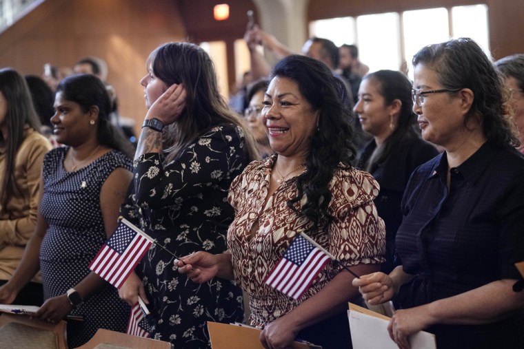 Un grupo de personas participa en una ceremonia de ciudadanía en San Antonio, Texas, el 8 de marzo de 2024. 