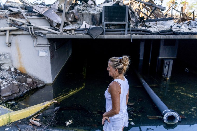 Janet Spreiter, cuya casa quedó destruida en el incendio, observa los destrozos en Lahaina Shores Beach, en Lahaina, Hawaii, el 8 de diciembre de 2023.
