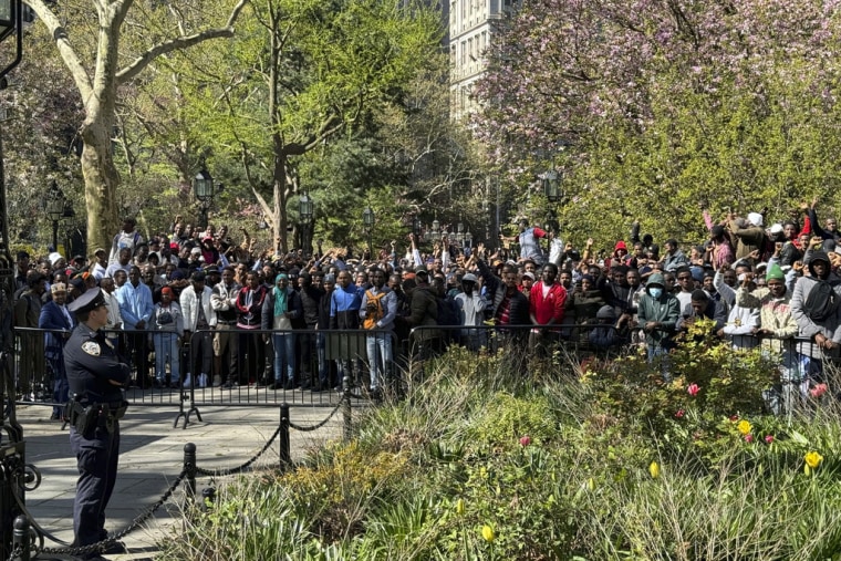 Los manifestantes en el City Hall Park, en las afueras del Ayuntamiento de Nueva York, el martes 16 de abril de 2024. 
