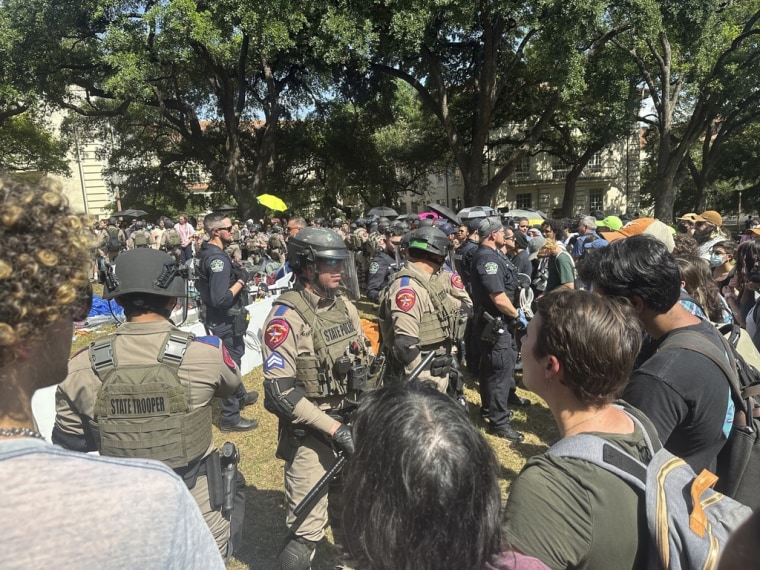 Un policía estatal de Texas crea una barrera frente a los manifestantes en la Universidad de Texas durante una manifestación sobre la guerra entre Israel y Hamas, el lunes 29 de abril de 2024.