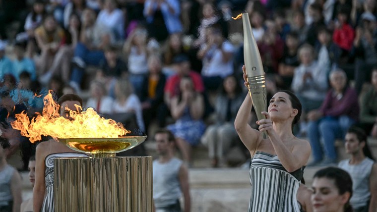 La llama olímpica concluyó su recorrido por Grecia donde fue entregada a Francia, país anfitrión de los Juegos Olímpicos de París 2024