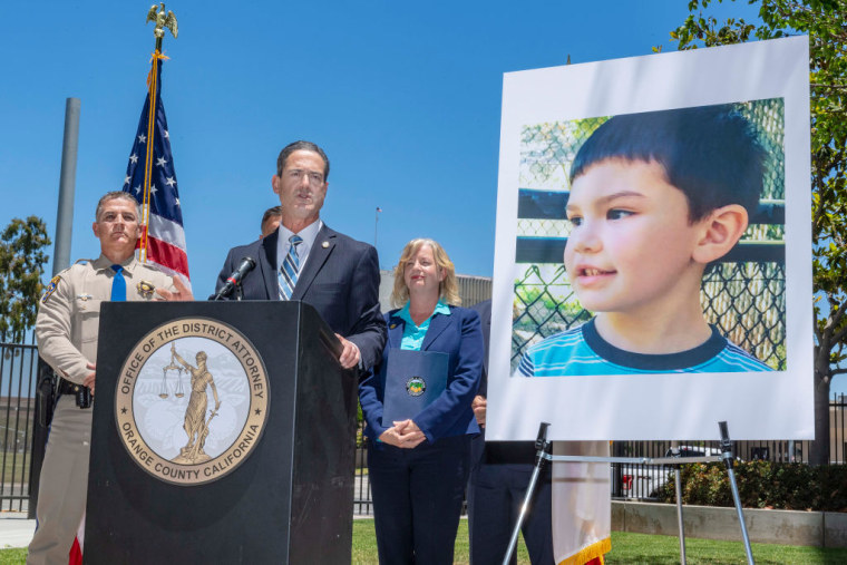 Todd Spitzer, fiscal de distrito del condado Orange, en California, anuncia los cargos contra Marcus  Anthony Eriz y Wynne Lee, junto a una foto del niño Aiden Leos.