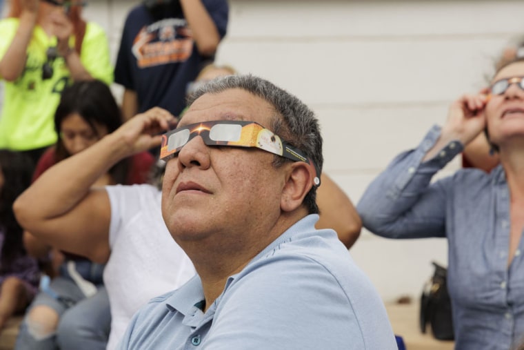 Un grupo de personas observa un eclipse de sol en Brownville, Texas, el 14 de octubre de 2023.

