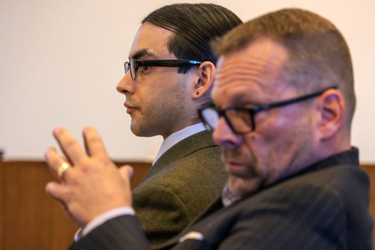 Marcus Anthony Eriz (al fondo), en corte, en Santa Ana, California, el 18 de enero de 2024.
