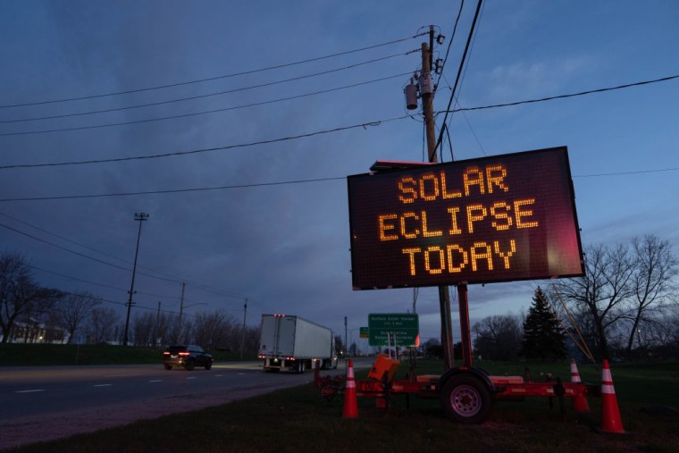 Una señal en la carretera advierte del eclipse total en Lackawanna, Nueva York. 