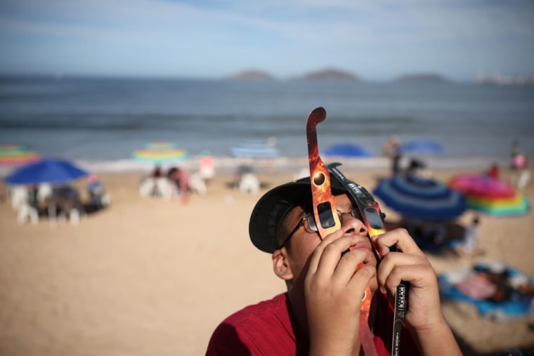 Un joven usa dos pares de lentes en Mazatlán, México. 