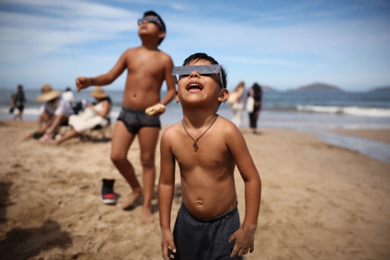 Niños ven el eclipse en Mazatlán, México.