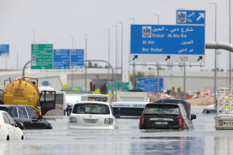 Autos abandonados en una carretera de Dubai, en los Emiratos Árabes Unidos, el 17 de abril de 2024.
