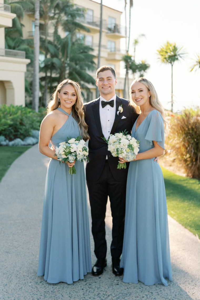 Brother dances with 2 sisters at wedding after mom died