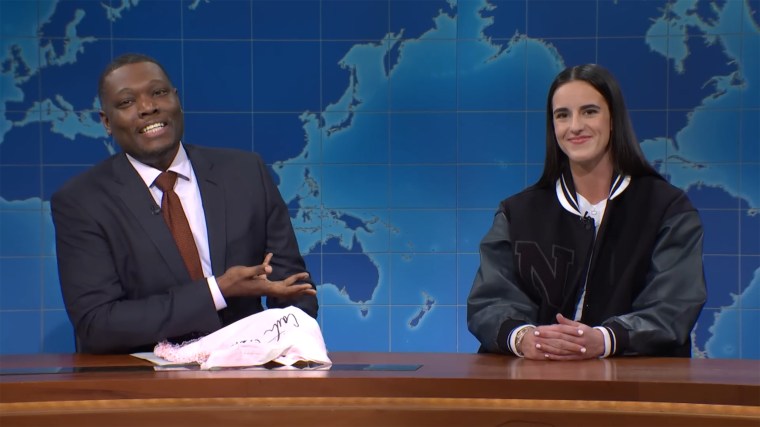 Caitlin Clark's “SNL” appearance was chock full of gifts, inckuding several jokes for Michael Che and a signed apron.