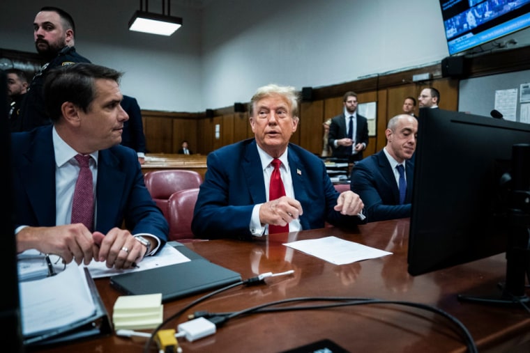 Donald Trump comparece junto a su equipo legal Todd Blanche (a la izquierda) y Emil Bove (a la derecha) antes del inicio de la selección del jurado en el tribunal penal de Manhattan, el 15 de abril de 2024.