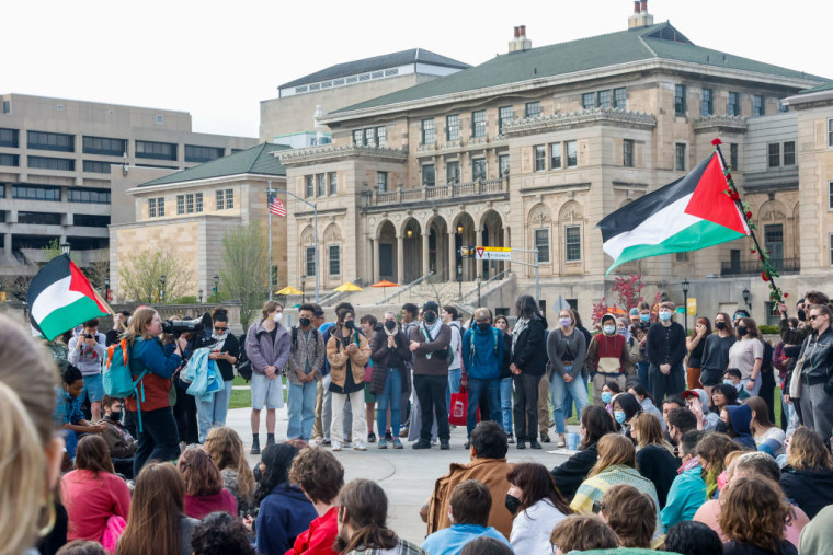 Estudiantes protestan el 29 de abril en la Universidad de Wisconsin en Madison.