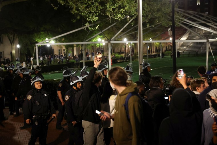 Agentes de la policía remueven a los manifestantes del recinto de la Universidad de Columbia, en Nueva York, el 30 de abril de 2024.