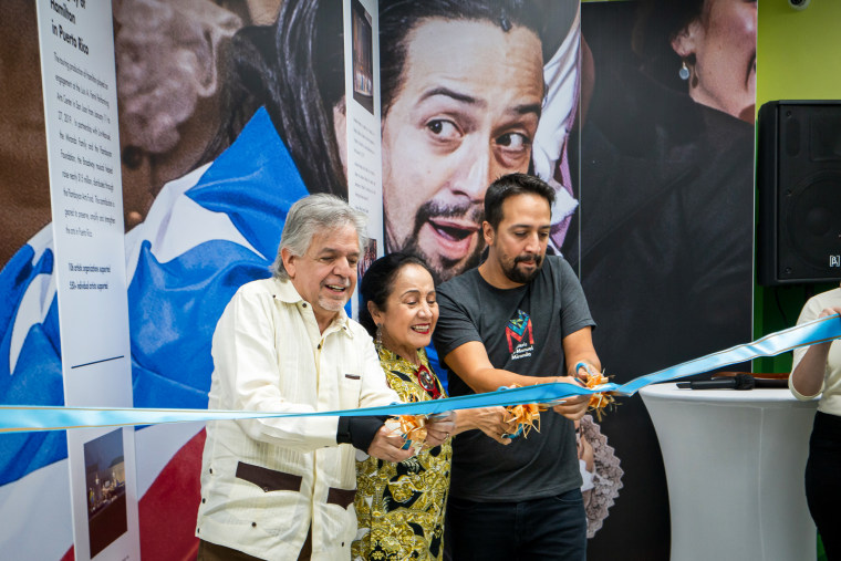 Lin-Manuel, Luz, and Luis Miranda cut the ribbon at the Galería Lin-Manuel Miranda.