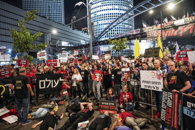 Image: Israeli demonstrators gather in Tel Aviv