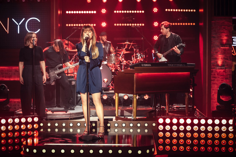 Kelly Clarkson performs "Sad But True" for Kellyoke