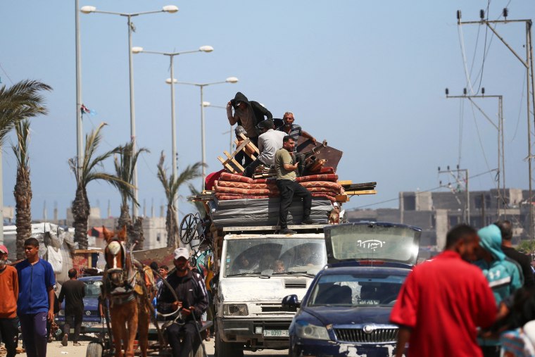 Palestinian civilians flee Rafah in southern Gaza