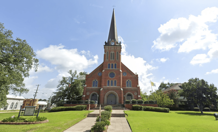 Feligreses evitan un posible tiroteo en una iglesia de Louisiana llena ...