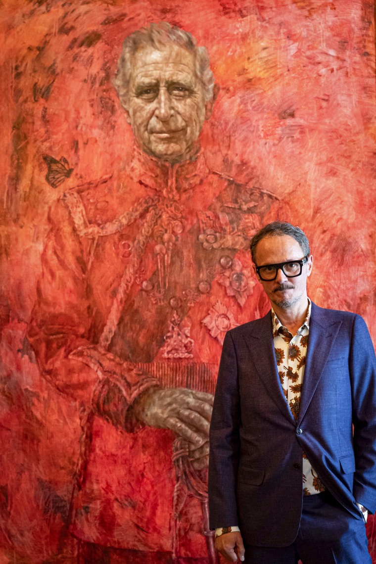 Artist Jonathan Yeo in front of the portrait of King Charles.
