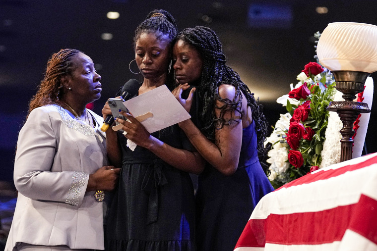 Chantemekki Fortson, mother of Roger Fortson with family members.