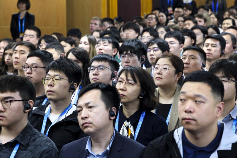 Students listen to Vladimir Putin.