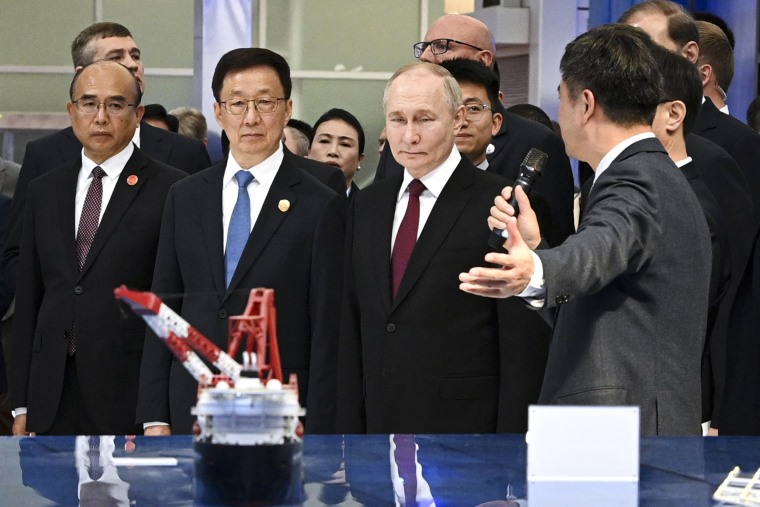 Vladimir Putin and Han Zheng at the Russian-Chinese EXPO.