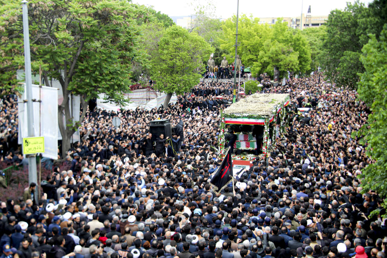 Los dolientes en el funeral de Ebrahim Raisi.